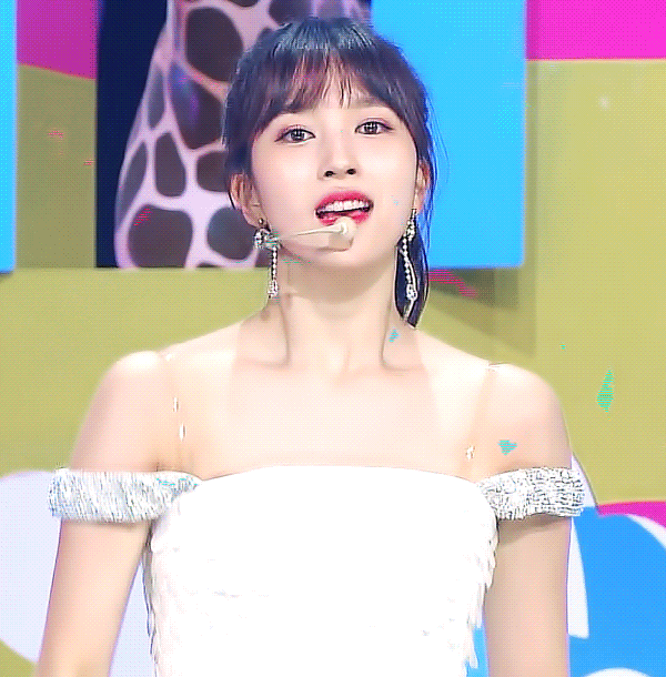 반묶음머리하고 레전드 찍은 트와이스 미나.gif | 인스티즈