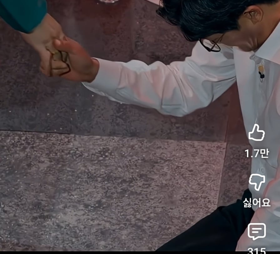 하늘나라 간 딸이 좋아하는 음식 맞춘 윤대만 무당 | 인스티즈