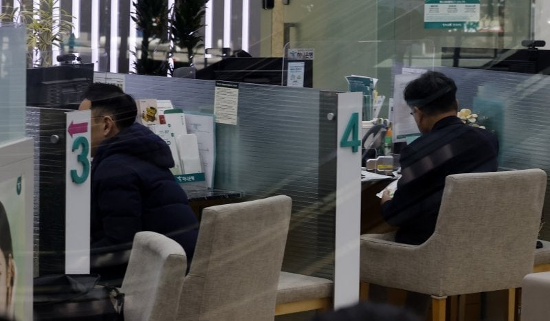 "이게 포용금융인가요?"...고신용자 마통 금리 4.7%, 저신용자 3.7% | 인스티즈