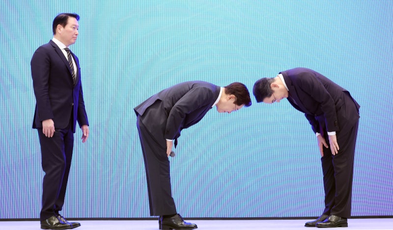 이재용·최태원에 90도 허리 굽힌 李 "국민 영웅” | 인스티즈