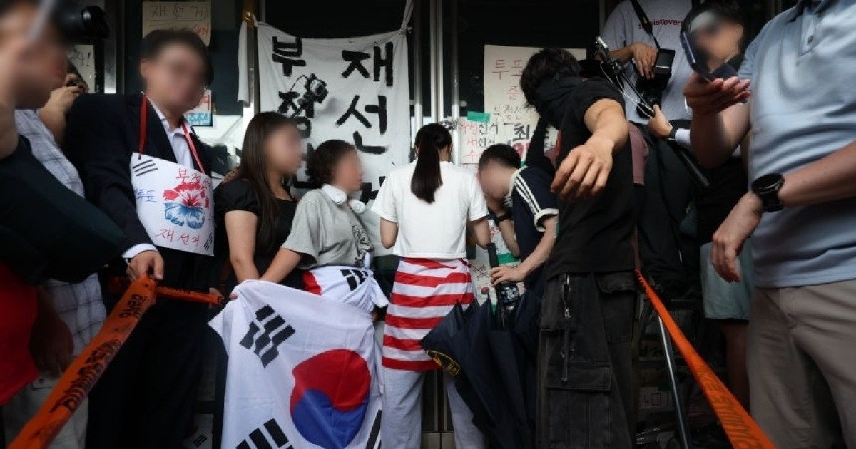 잠실개표소 막은 '올다르크' 쫓는 경찰, 아직 신원 파악 못해 | 인스티즈