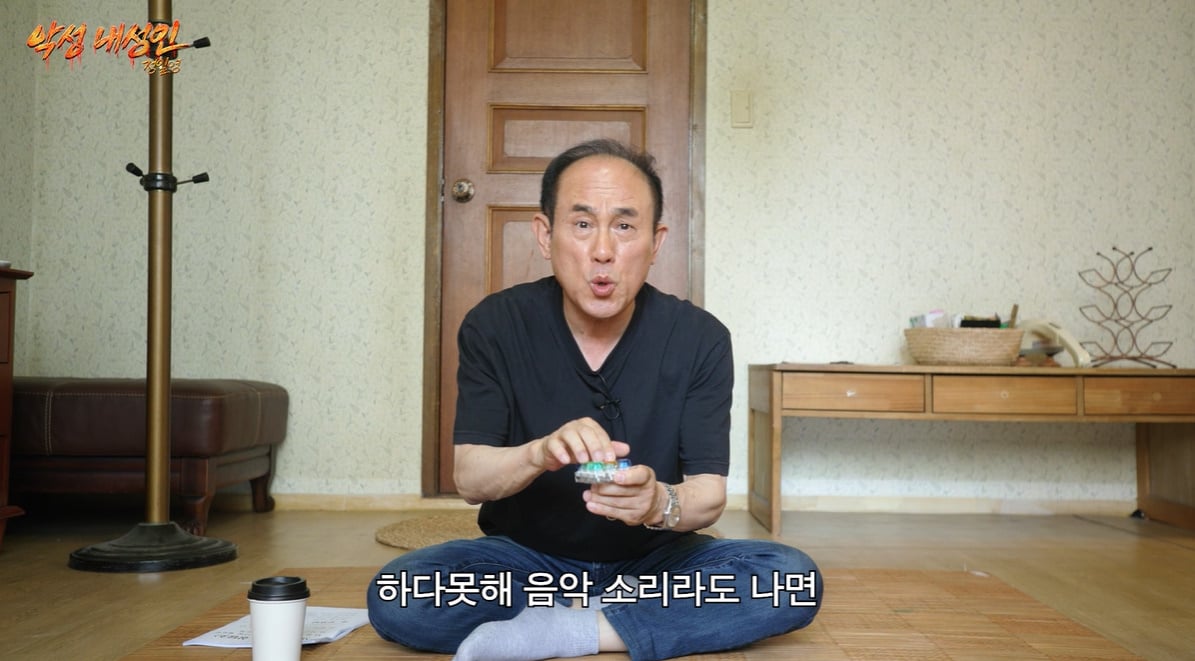 요즘 유행하는 말랑이 만져본 65살 아저씨 반응.jpg | 인스티즈