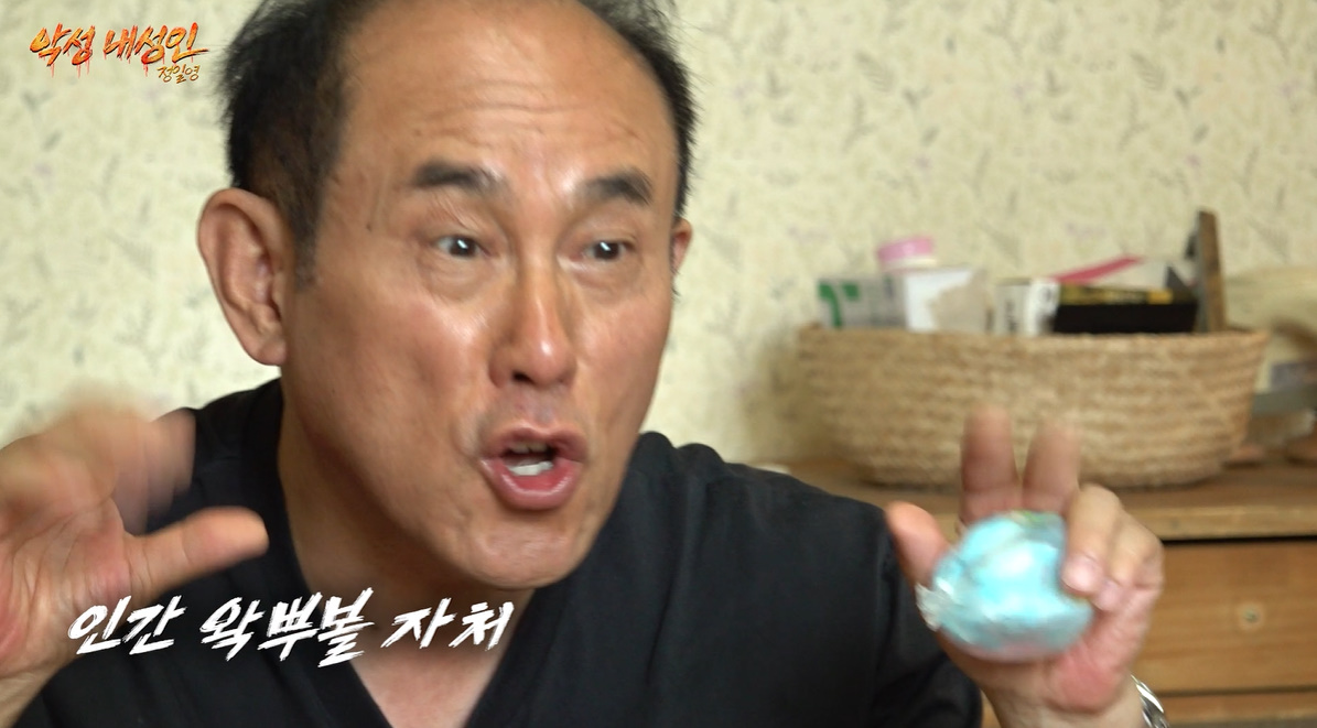 요즘 유행하는 말랑이 만져본 65살 아저씨 반응.jpg | 인스티즈
