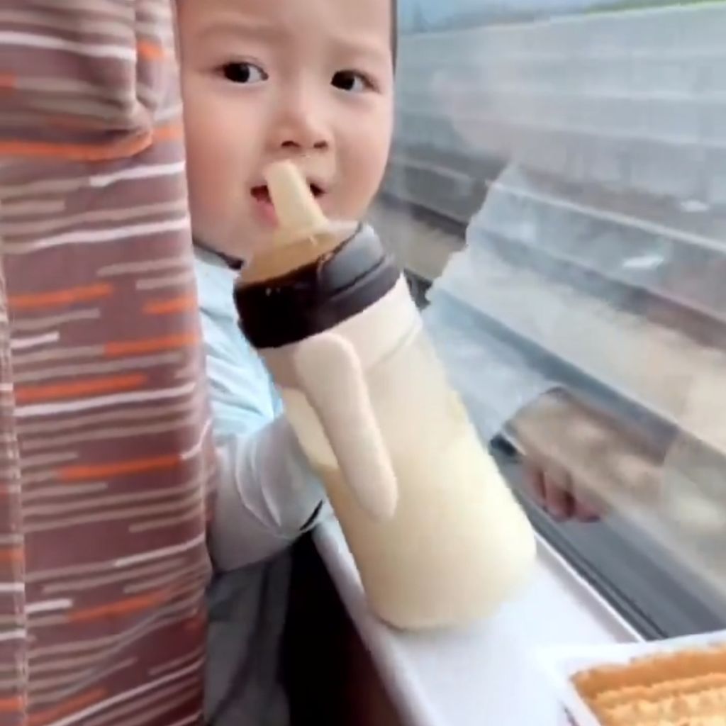전철 앞자리 애기에게 과자를 줬더니 | 인스티즈