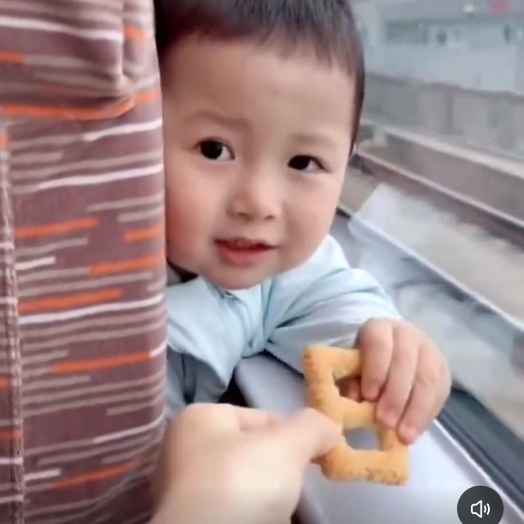 전철 앞자리 애기에게 과자를 줬더니 | 인스티즈