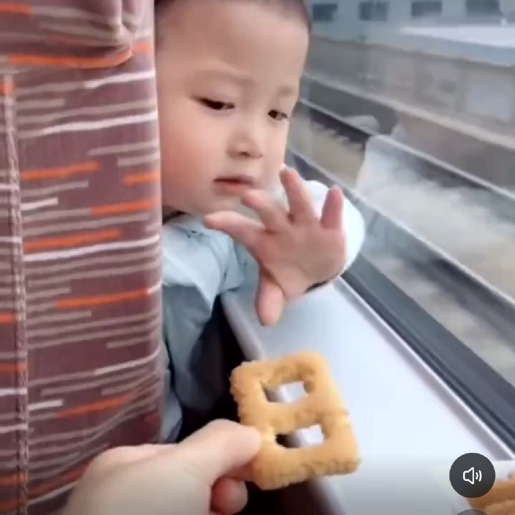 전철 앞자리 애기에게 과자를 줬더니 | 인스티즈