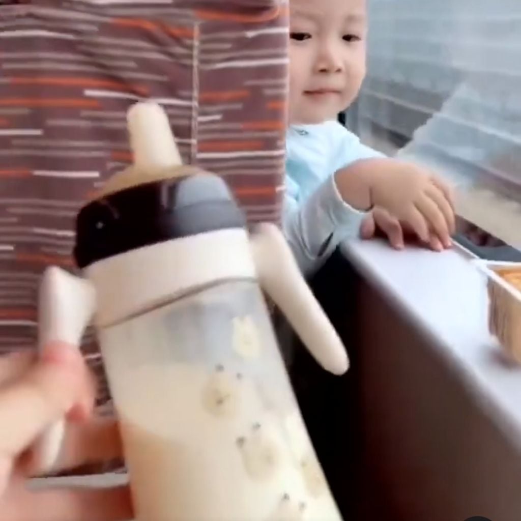 전철 앞자리 애기에게 과자를 줬더니 | 인스티즈