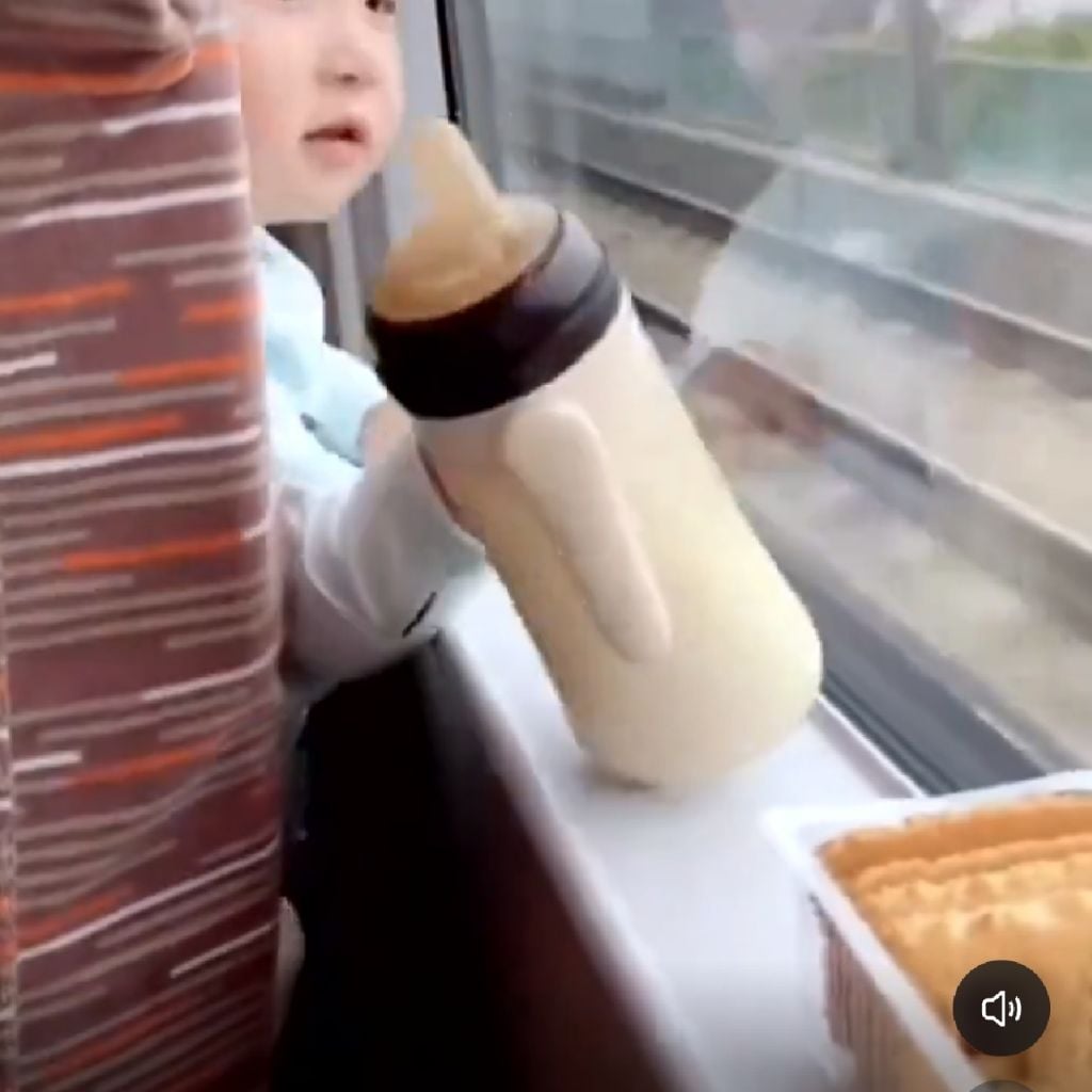 전철 앞자리 애기에게 과자를 줬더니 | 인스티즈