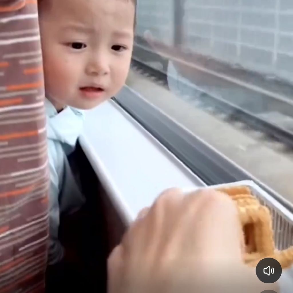전철 앞자리 애기에게 과자를 줬더니 | 인스티즈