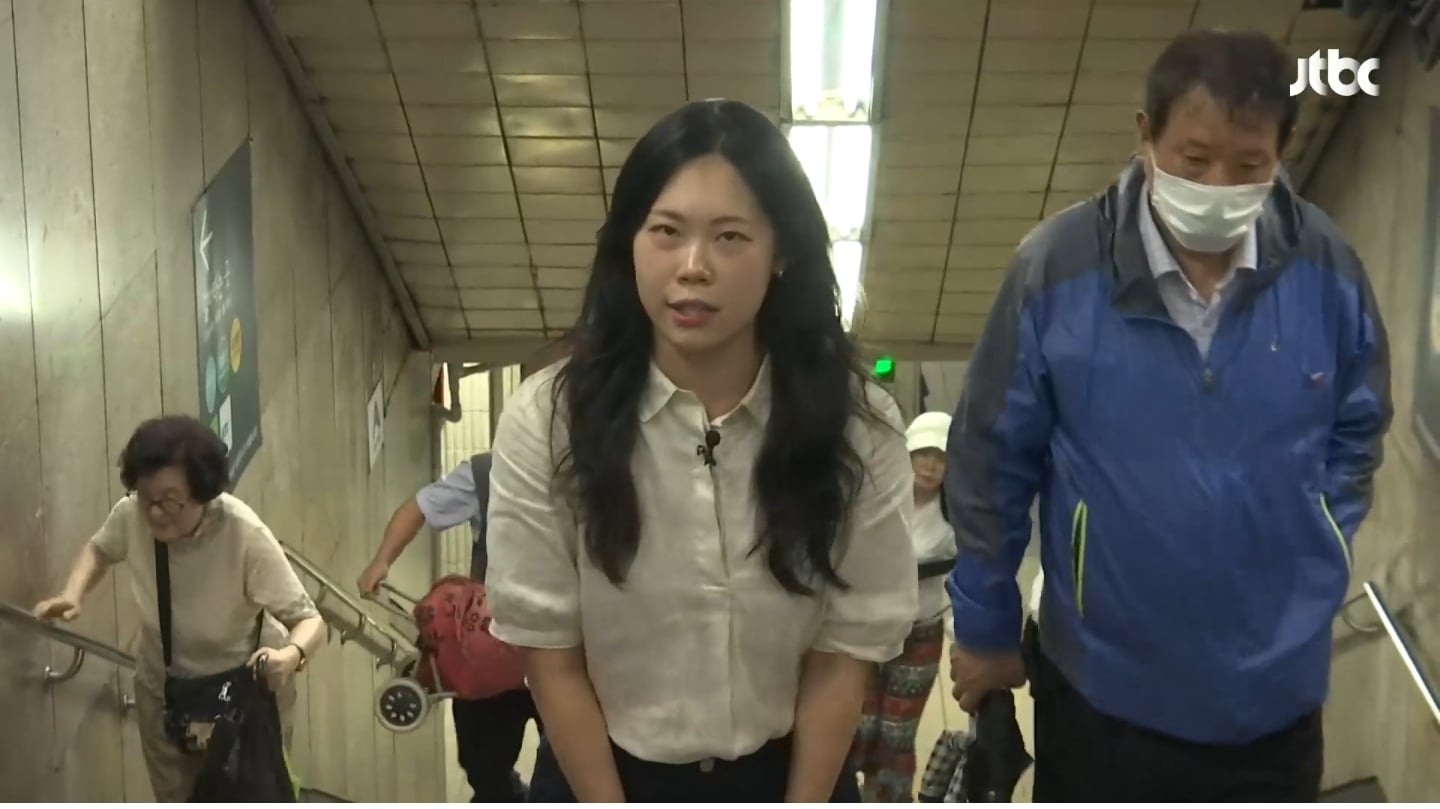 [밀착카메라] '마의 35계단' 오르내리는 노인들…힘들어도 "오를 수밖에" | 인스티즈