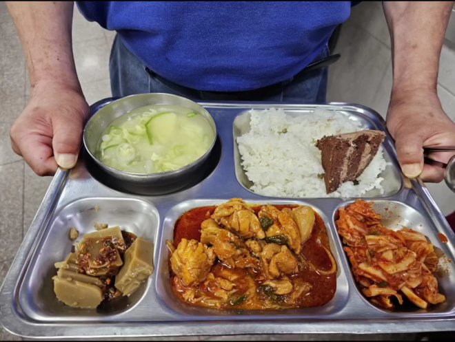 "밥 위에 케이크 뭐냐” 무료급식 나눔봉사에 '무지성' 악성 댓글 | 인스티즈