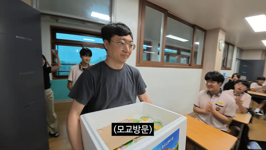 충주 찰옥수수 버거 기부하러 모교 방문한 홍보맨 | 인스티즈