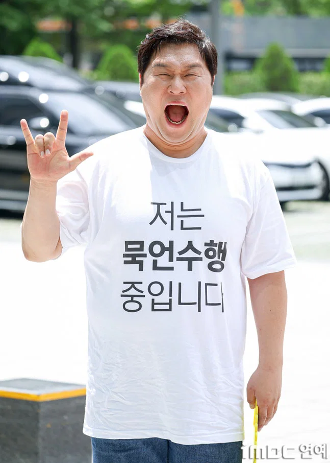 윤경호 출근길 '저는 묵언수행 중입니다' | 인스티즈