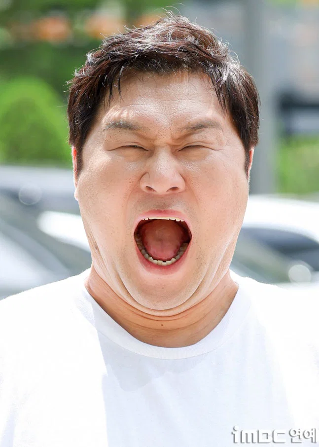 윤경호 출근길 '저는 묵언수행 중입니다' | 인스티즈