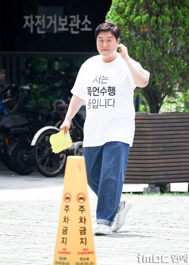 윤경호 출근길 '저는 묵언수행 중입니다' | 인스티즈