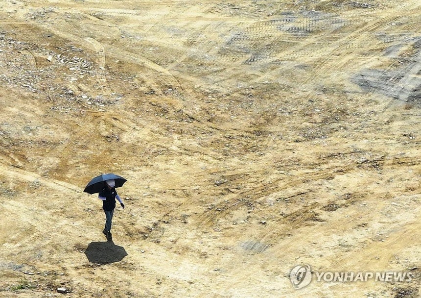 뙤약볕 피할 곳은 양산뿐 | 인스티즈