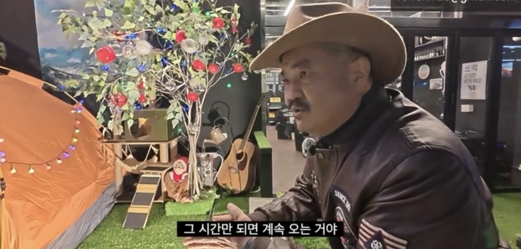 길고양이가 자꾸 찾아와서 곤란하다는 사장님.jpg | 인스티즈