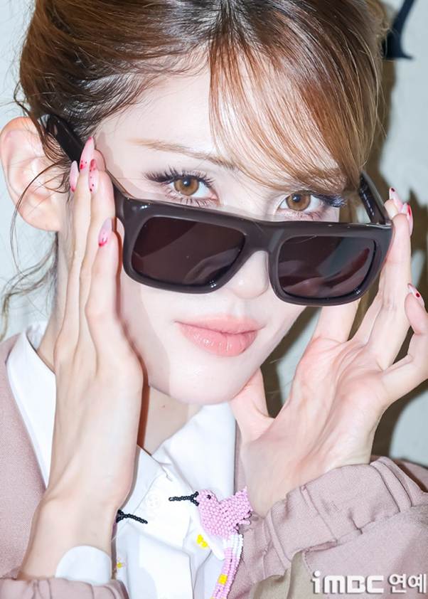 전소미 프라다 아이웨어 팝업 포토콜 기사 사진.jpg | 인스티즈
