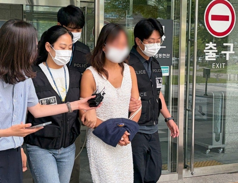 경찰에 침뱉은 '잠실 시위' 40대女 "억울” 눈물에도…첫 구속기소 | 인스티즈