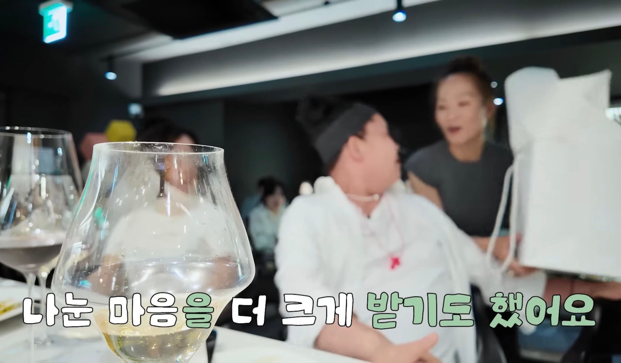 유튜브 촬영 양해 구하며 테이블마다 와인 쏜 이영자와 와인을 받은 손님 반응 | 인스티즈