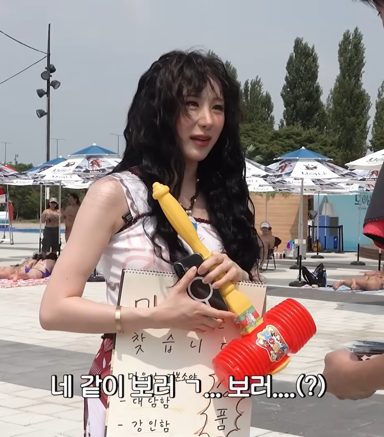 이채연, 헤메코 대박! 코스프레 히피펌도 완벽 소화 ('캐릭캐릭채연이') | 인스티즈