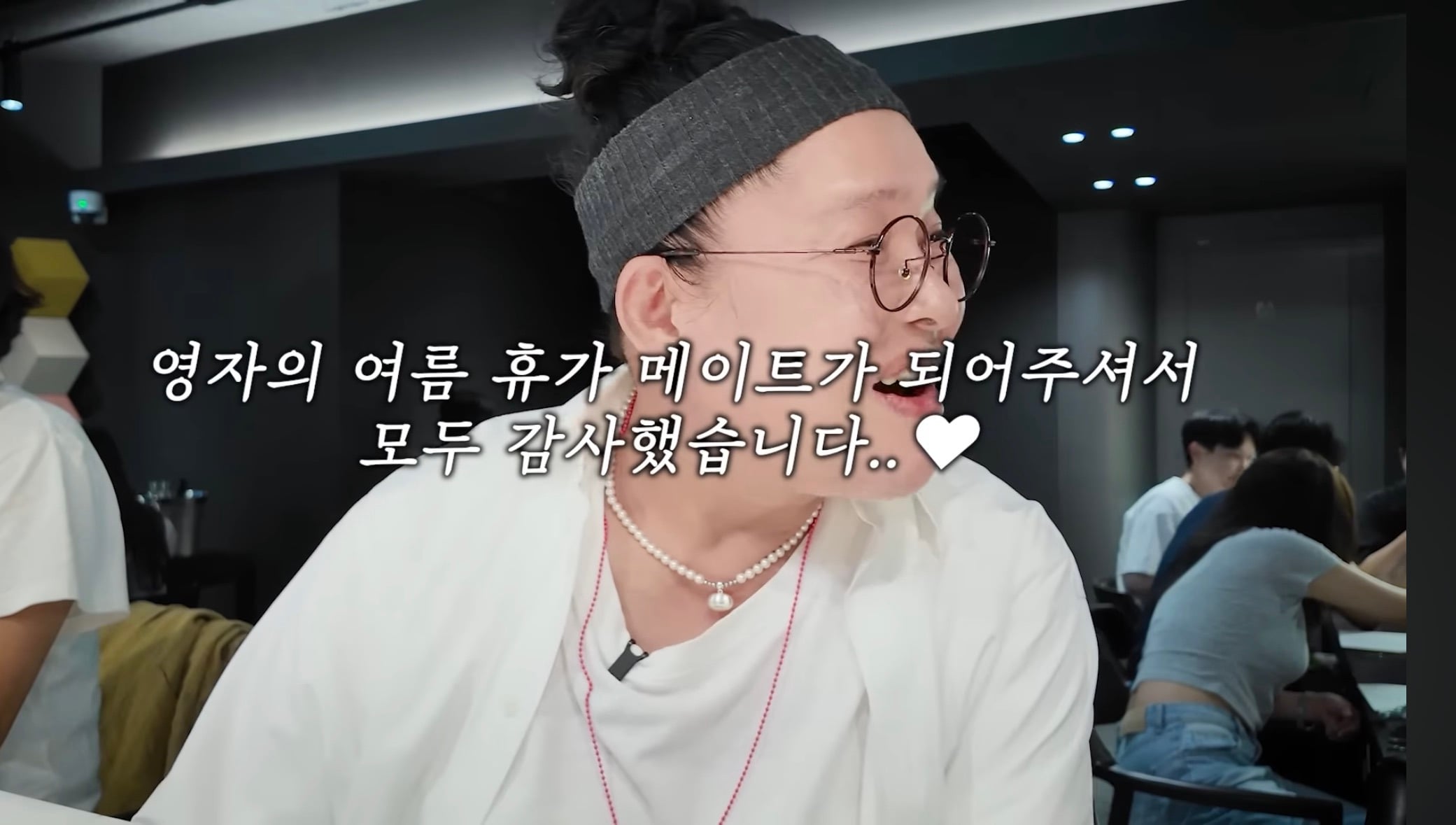 유튜브 촬영 양해 구하며 테이블마다 와인 쏜 이영자와 와인을 받은 손님 반응 | 인스티즈