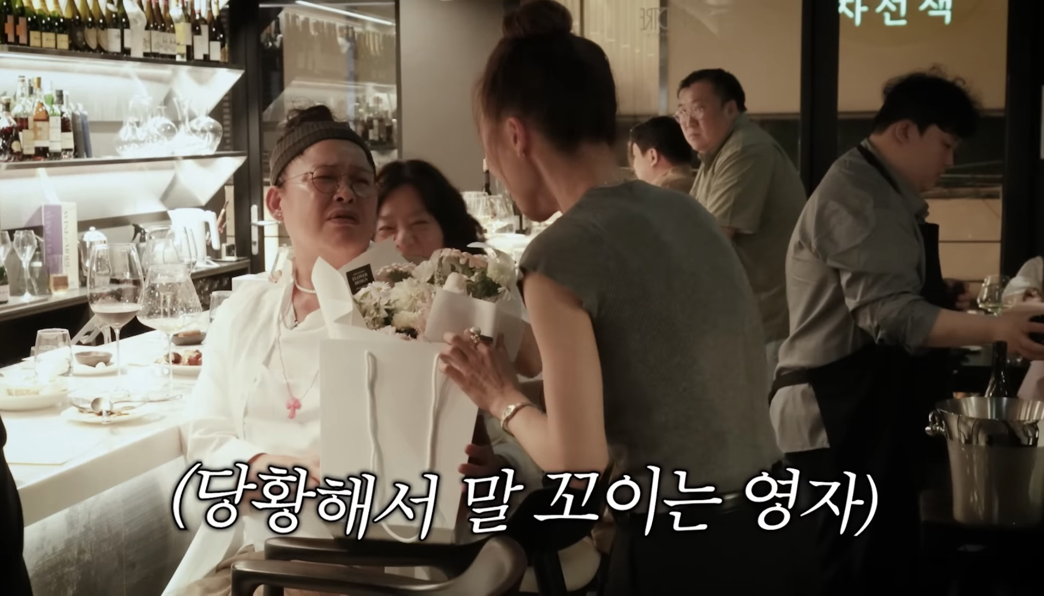 유튜브 촬영 양해 구하며 테이블마다 와인 쏜 이영자와 와인을 받은 손님 반응 | 인스티즈