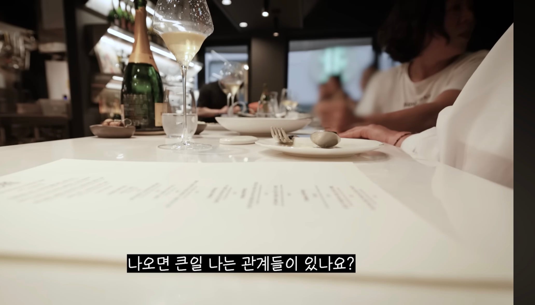 유튜브 촬영 양해 구하며 테이블마다 와인 쏜 이영자와 와인을 받은 손님 반응 | 인스티즈