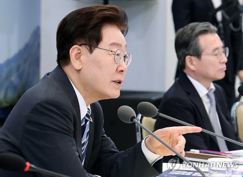 李대통령 "모든 공직자 들어야…옆자리에 젊은 이성 앉히지말라" | 인스티즈