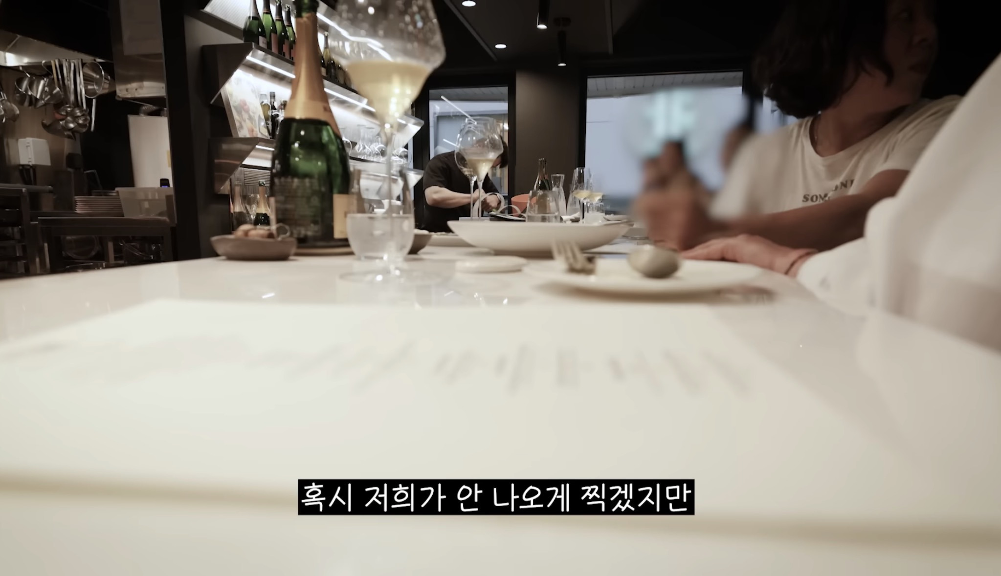 유튜브 촬영 양해 구하며 테이블마다 와인 쏜 이영자와 와인을 받은 손님 반응 | 인스티즈