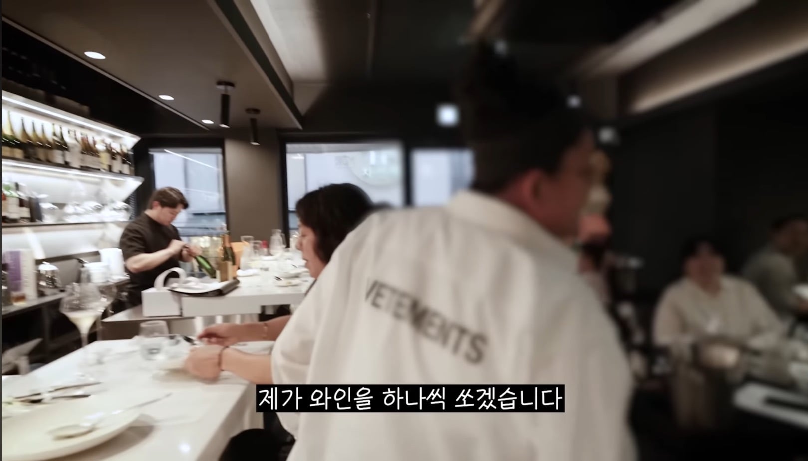 유튜브 촬영 양해 구하며 테이블마다 와인 쏜 이영자와 와인을 받은 손님 반응 | 인스티즈