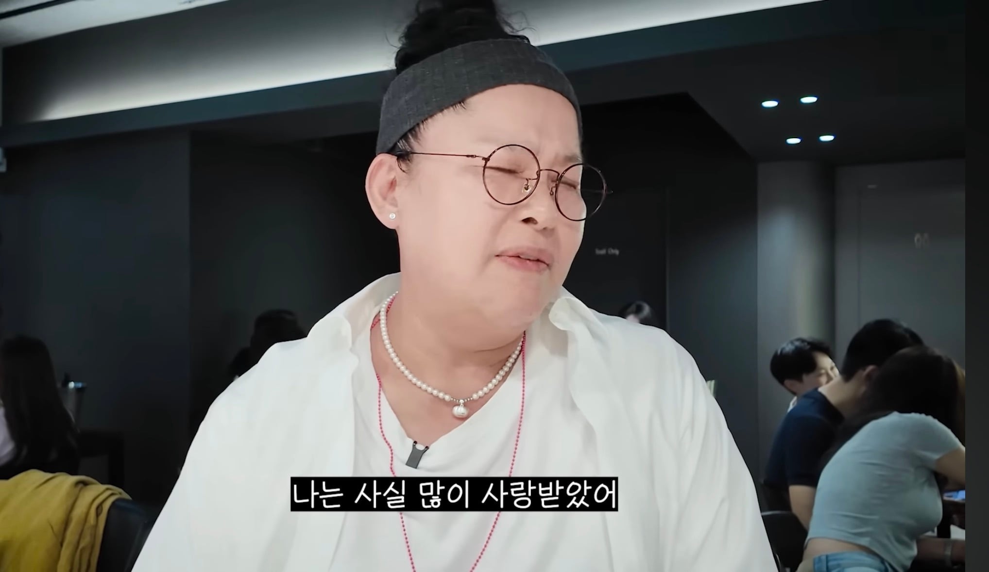 유튜브 촬영 양해 구하며 테이블마다 와인 쏜 이영자와 와인을 받은 손님 반응 | 인스티즈