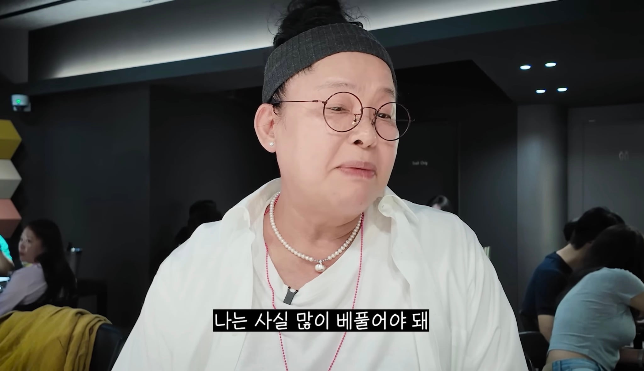 유튜브 촬영 양해 구하며 테이블마다 와인 쏜 이영자와 와인을 받은 손님 반응 | 인스티즈