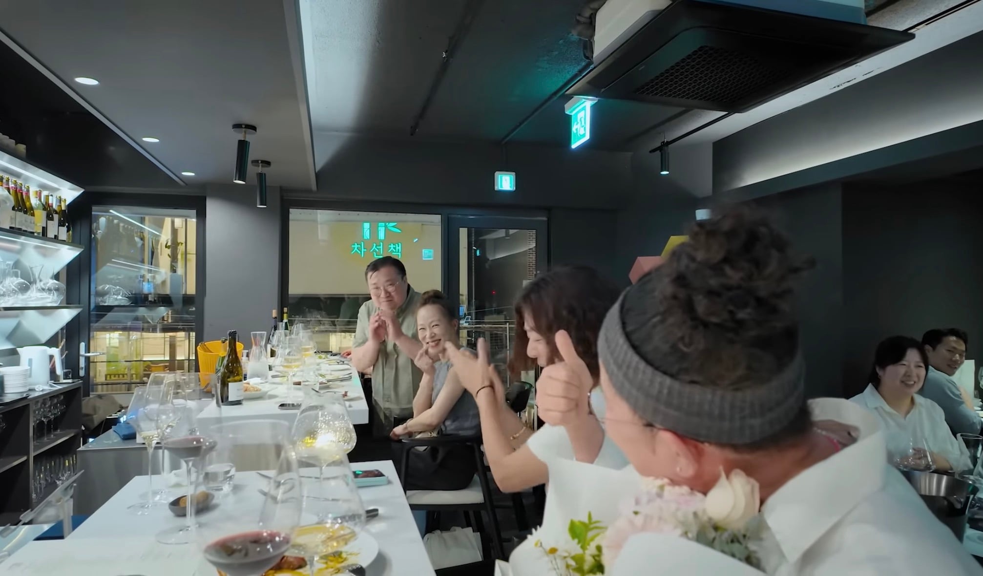유튜브 촬영 양해 구하며 테이블마다 와인 쏜 이영자와 와인을 받은 손님 반응 | 인스티즈