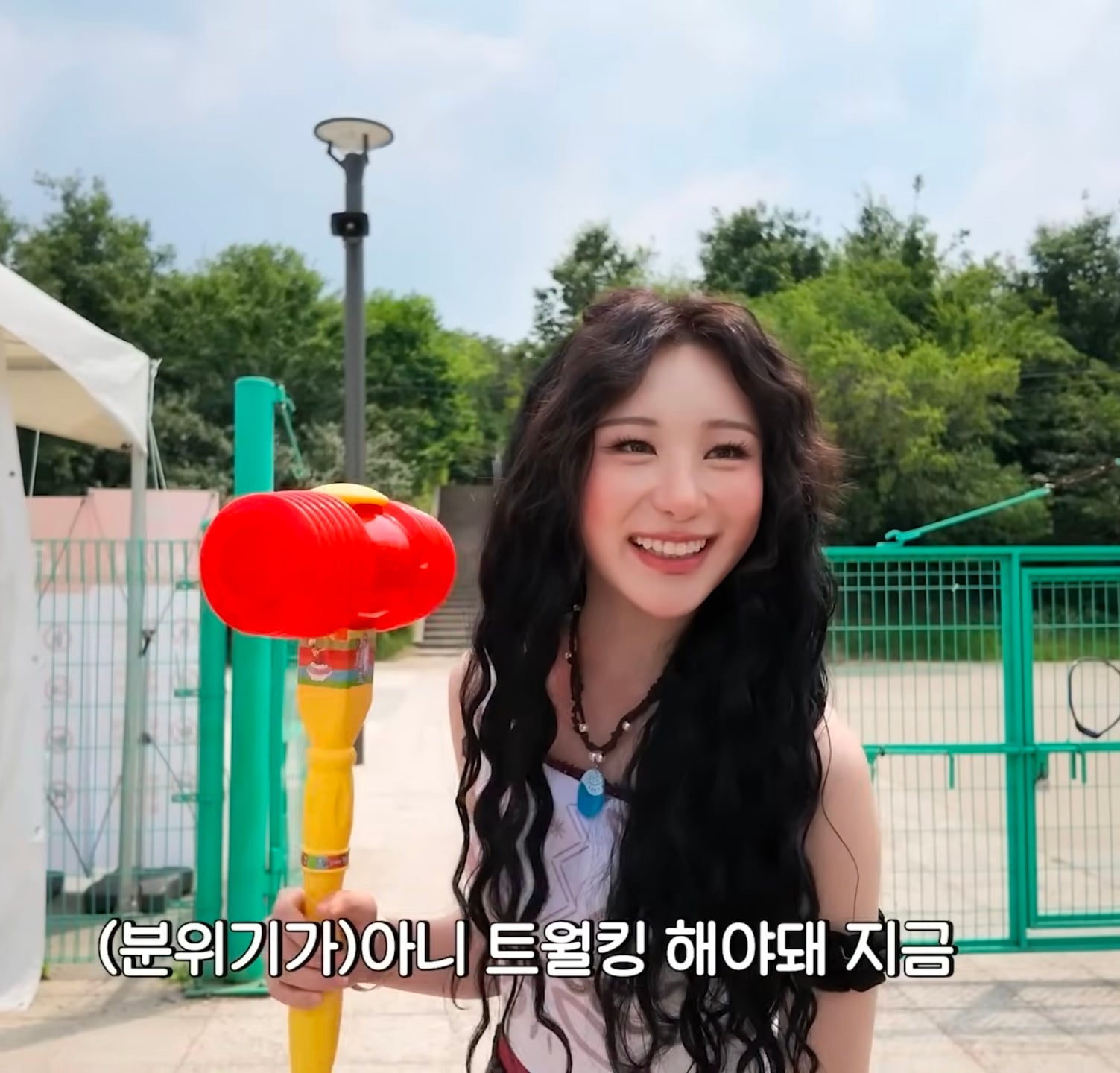 이채연, 헤메코 대박! 코스프레 히피펌도 완벽 소화 ('캐릭캐릭채연이') | 인스티즈
