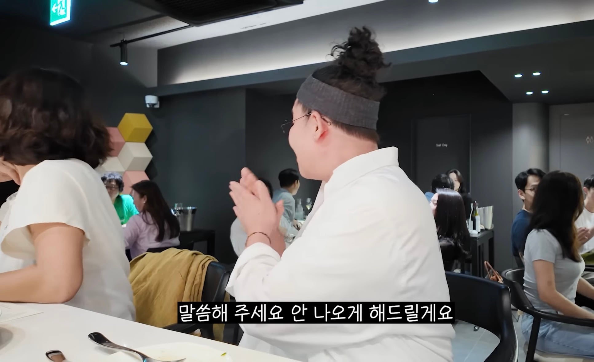 유튜브 촬영 양해 구하며 테이블마다 와인 쏜 이영자와 와인을 받은 손님 반응 | 인스티즈