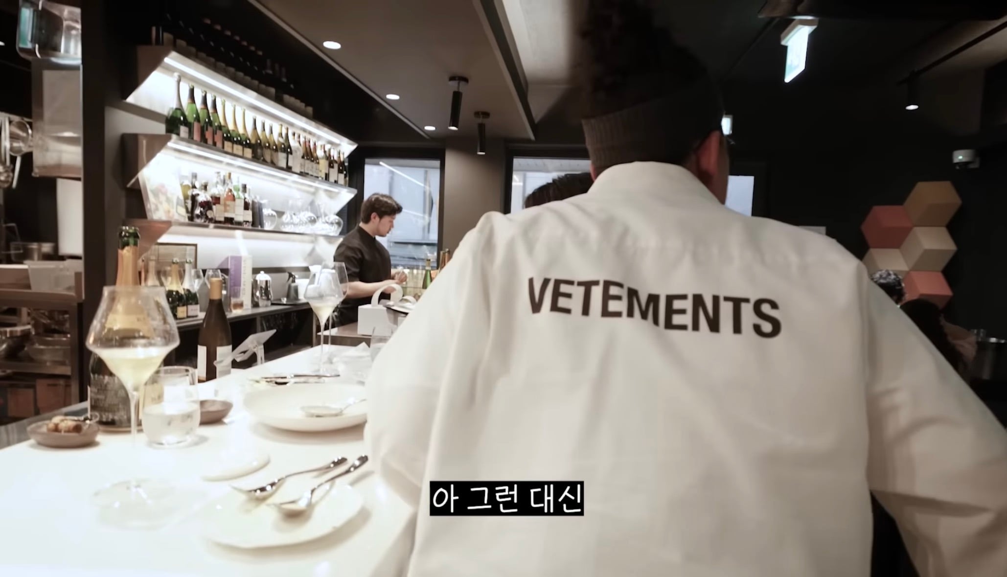유튜브 촬영 양해 구하며 테이블마다 와인 쏜 이영자와 와인을 받은 손님 반응 | 인스티즈