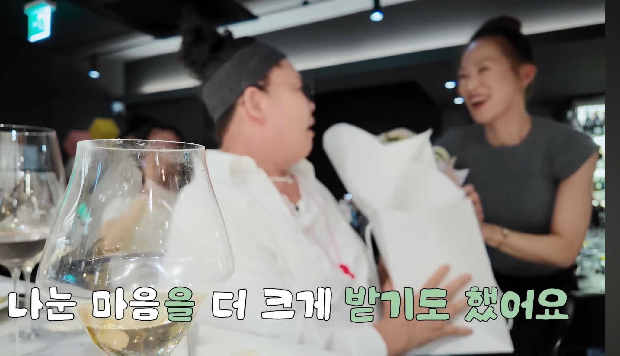 유튜브 촬영 양해 구하며 테이블마다 와인 쏜 이영자와 와인을 받은 손님 반응 | 인스티즈