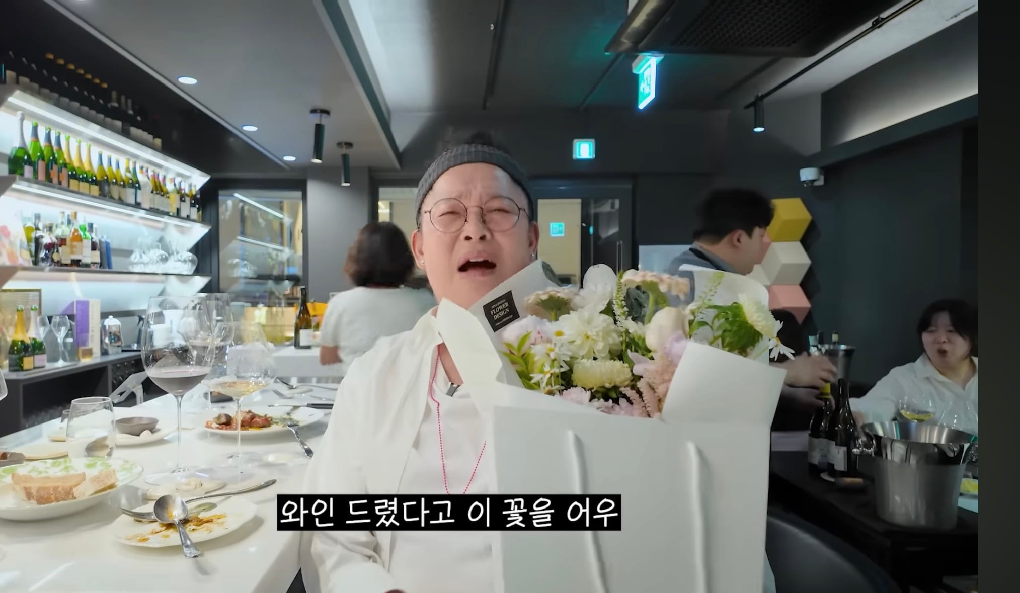 유튜브 촬영 양해 구하며 테이블마다 와인 쏜 이영자와 와인을 받은 손님 반응 | 인스티즈
