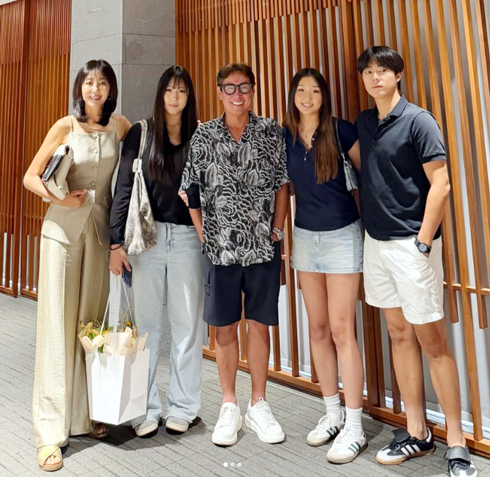 "아빠가 제일 작아?” 168㎝ 윤종신…훌쩍 큰 삼남매 사이 '최단신에도 흡족 미소' | 인스티즈