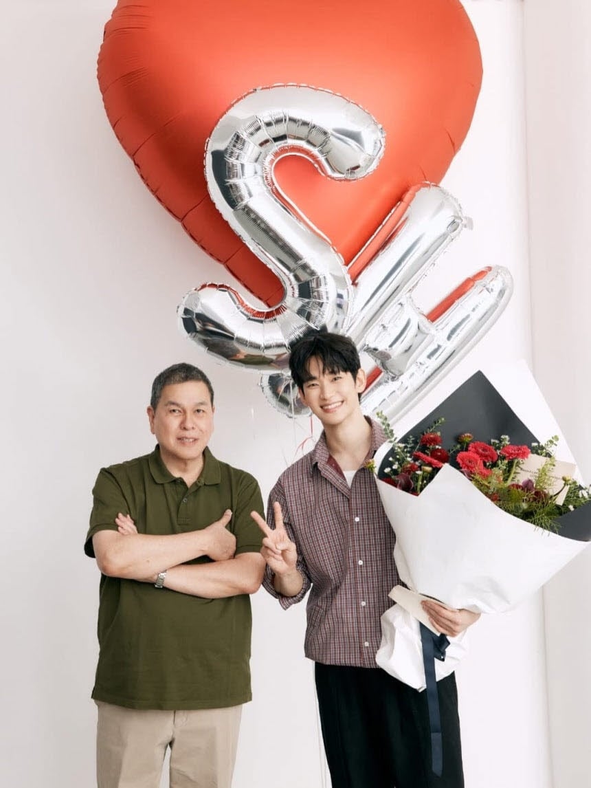 김수현, 1년 4개월 만에 웃는 모습 포착…광고 촬영 현장 공개 | 인스티즈