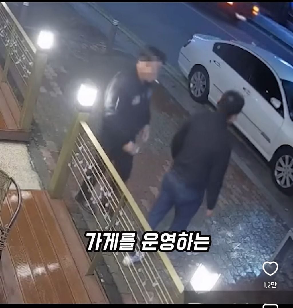 카페에서 금연이라했더니 커피 던지는 남성 손님들 | 인스티즈