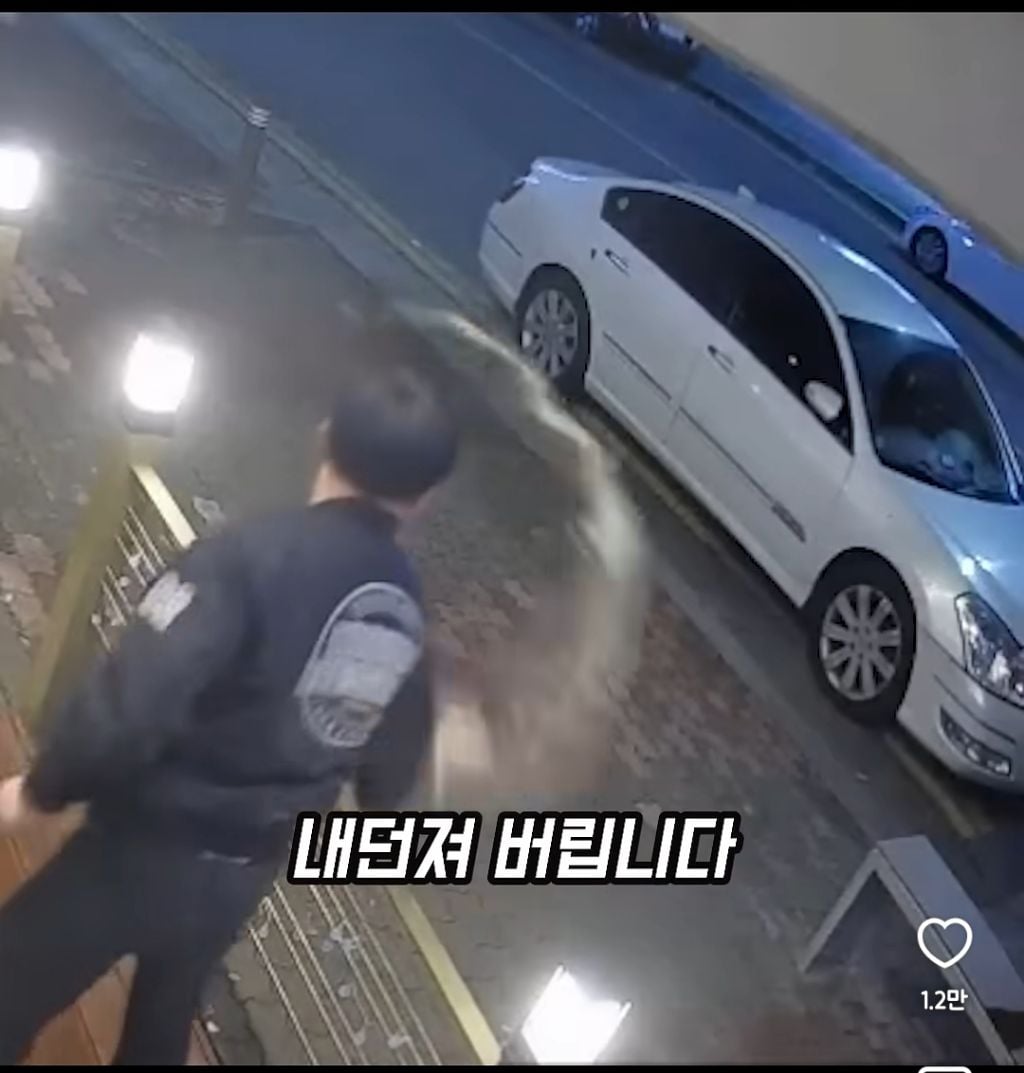 카페에서 금연이라했더니 커피 던지는 남성 손님들 | 인스티즈