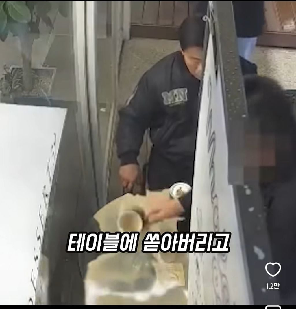 카페에서 금연이라했더니 커피 던지는 남성 손님들 | 인스티즈