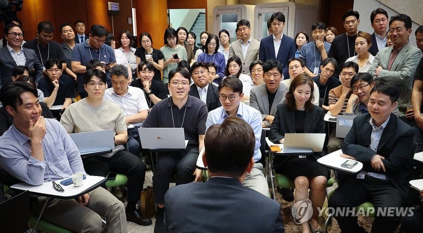 오늘자 이재명, 기자 70명과의 대화 현장사진들 | 인스티즈