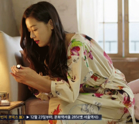 거울 보는 전지현.gif | 인스티즈