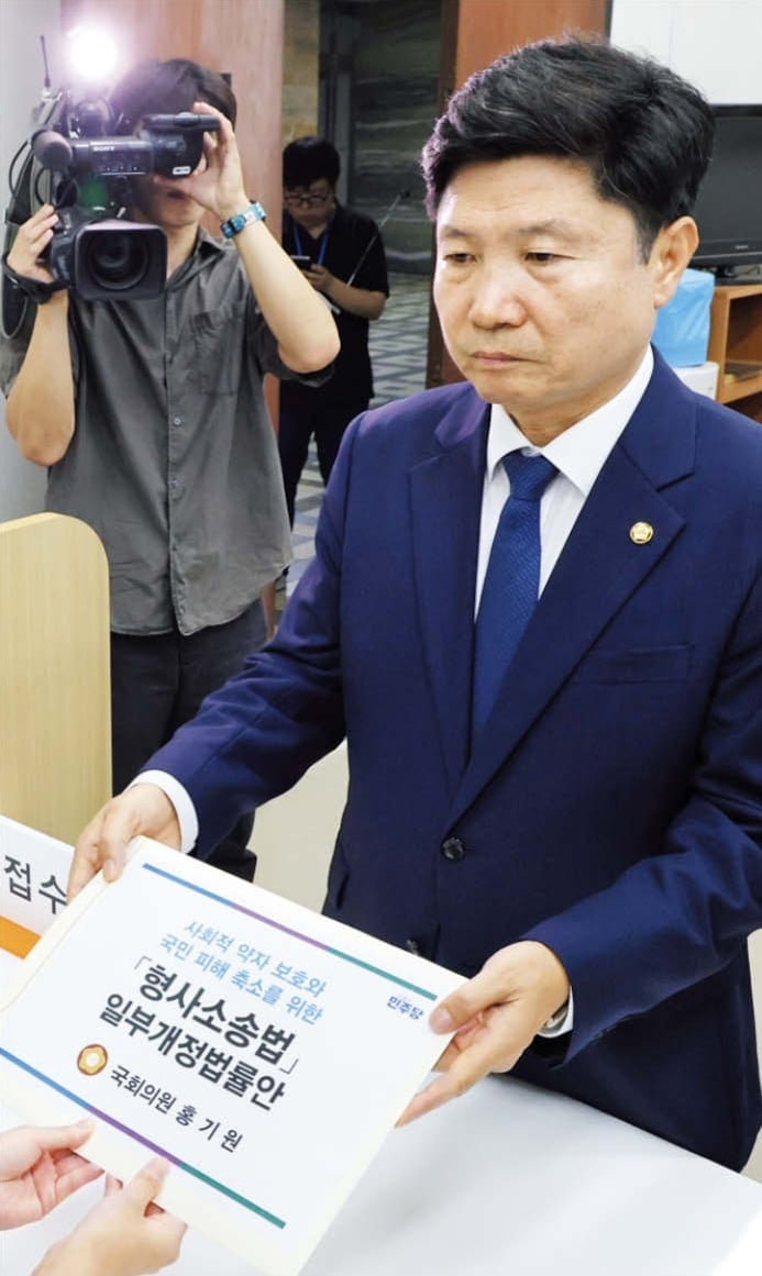 與의원 11명, 보완수사권 폐지 반대법 발의… 당 지도부도 고심 | 인스티즈