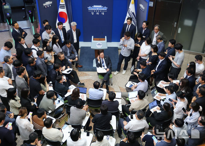 오늘자 이재명, 기자 70명과의 대화 현장사진들 | 인스티즈