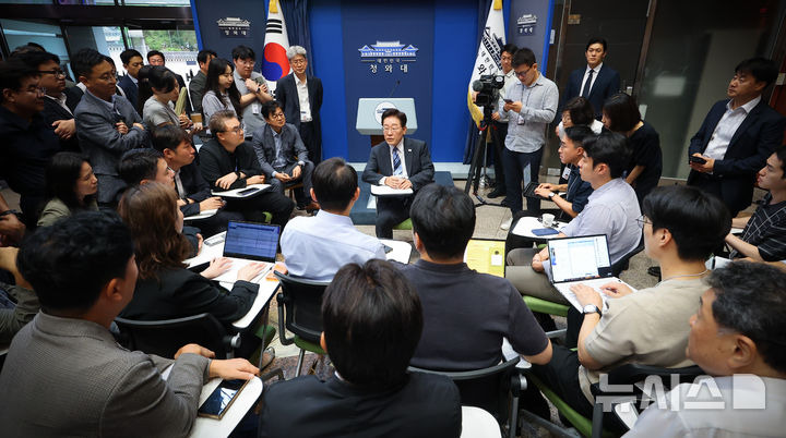 오늘자 이재명, 기자 70명과의 대화 현장사진들 | 인스티즈