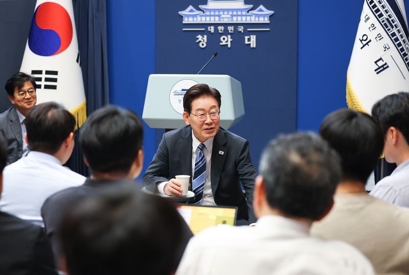 오늘자 이재명, 기자 70명과의 대화 현장사진들 | 인스티즈
